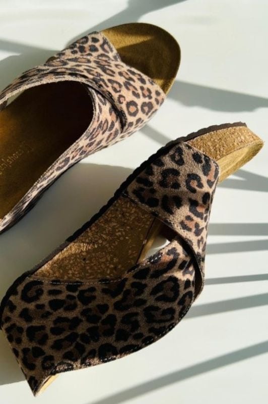 Copenhagen Shoes Frances sandal I Leopard ruskind med kilehæl