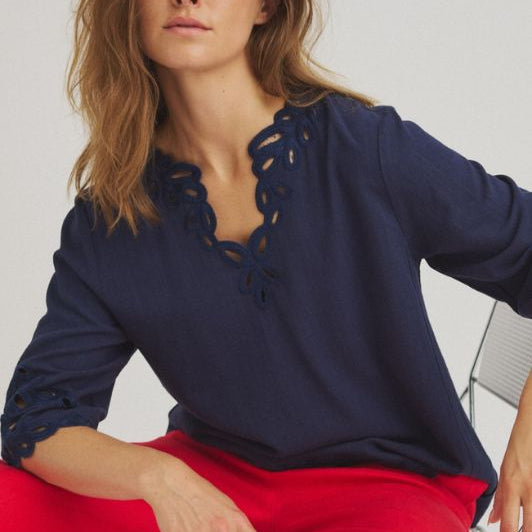 Luxzuz Vicha hørbluse i navy med blonde I Dresslab