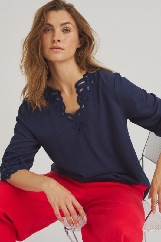 Luxzuz Vicha hørbluse i navy med blonde I Dresslab