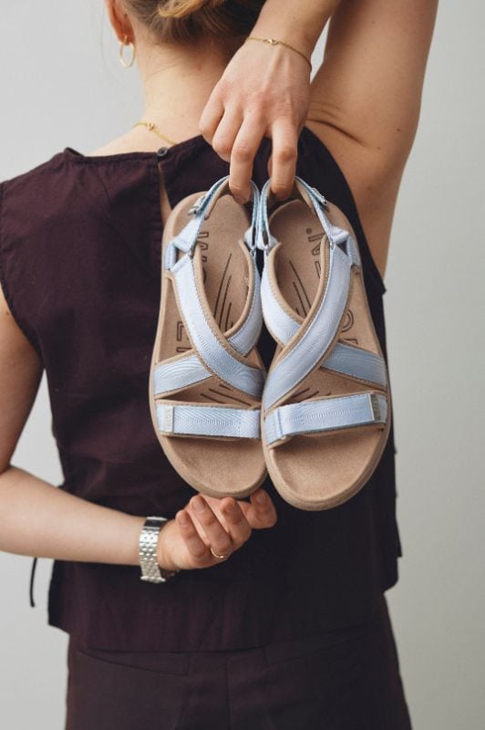Woden Line cross sandal | fleksibel sandal i lyseblå I Dresslab