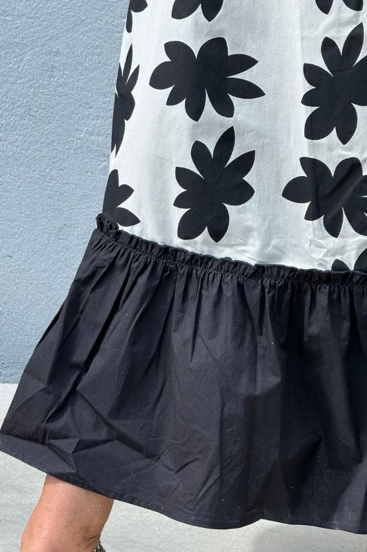 PRE ORDER Gaspar Loule big flower printet kjole i sort