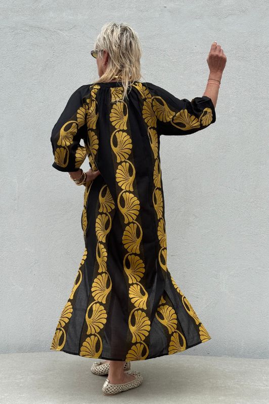 Gaspar Athen jaquard kaftan | Sort med guldmønster I Dresslab