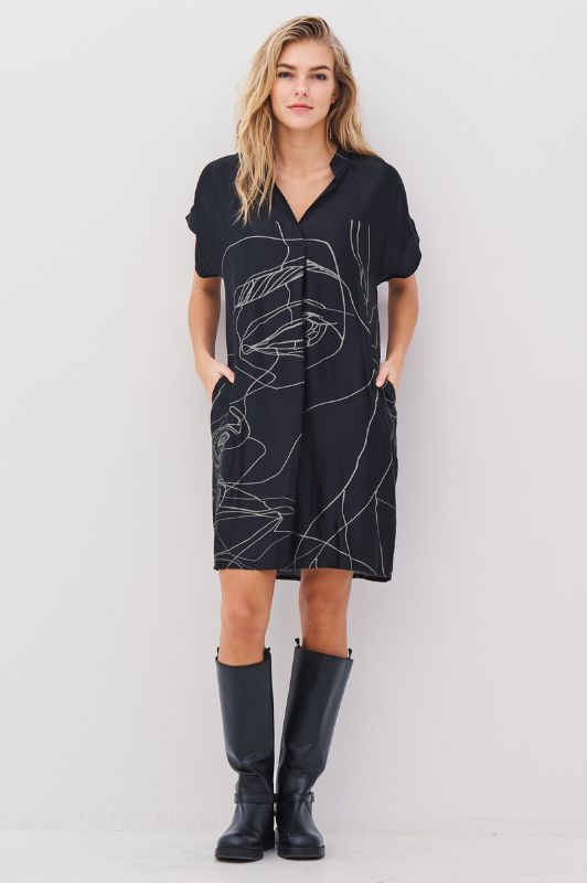 NÜ Abbi dress | Smuk sort kjole med outline print