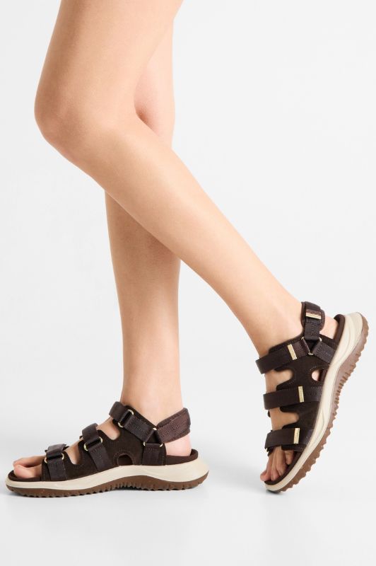 Woden Caroline | fleksibel sandal i mørkebrun I Dresslab