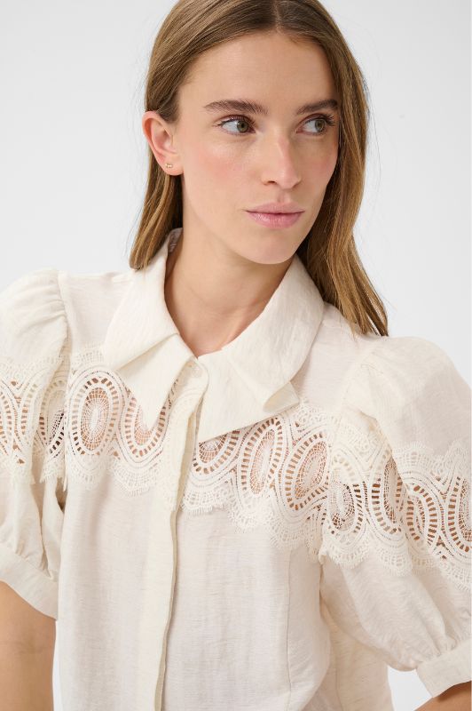 Karen by Simonsen Urith Frosty bluse | Top med blondebort I Dresslab
