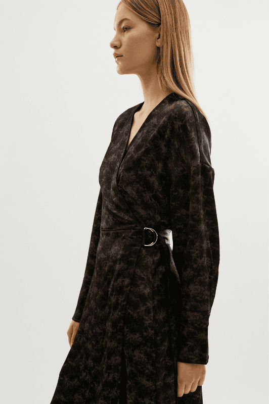 Karen By Simonsen Sora Dress | Slå om sort kjole med brunt mønster