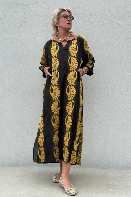 Gaspar Athen jaquard kaftan | Sort med guldmønster I Dresslab