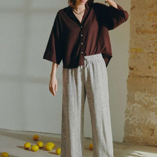 Freequent Lava shirt | Hørskjorte med v-hals i brun I Dresslab