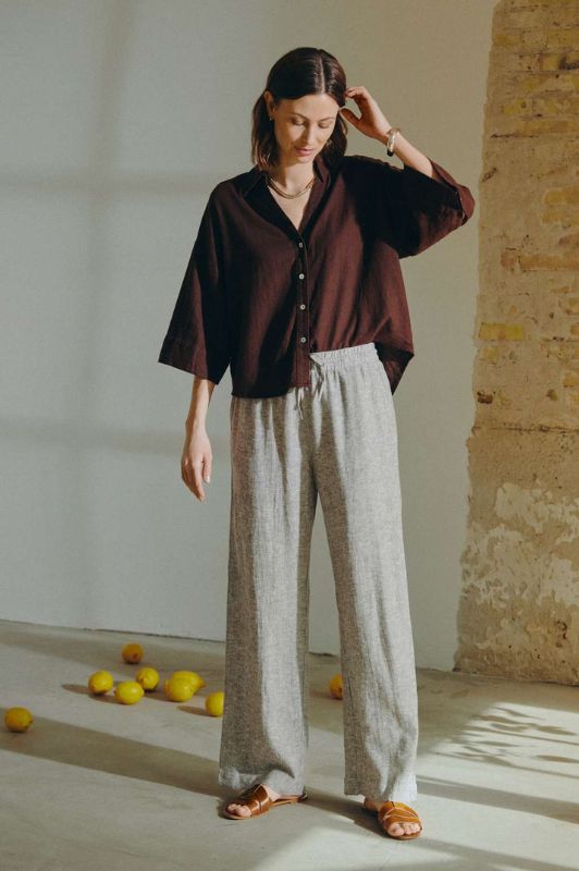 Freequent Lava shirt | Hørskjorte med v-hals i brun I Dresslab