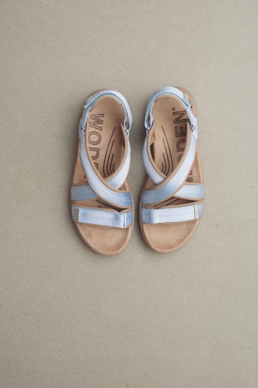 Woden Line cross sandal | fleksibel sandal i lyseblå I Dresslab