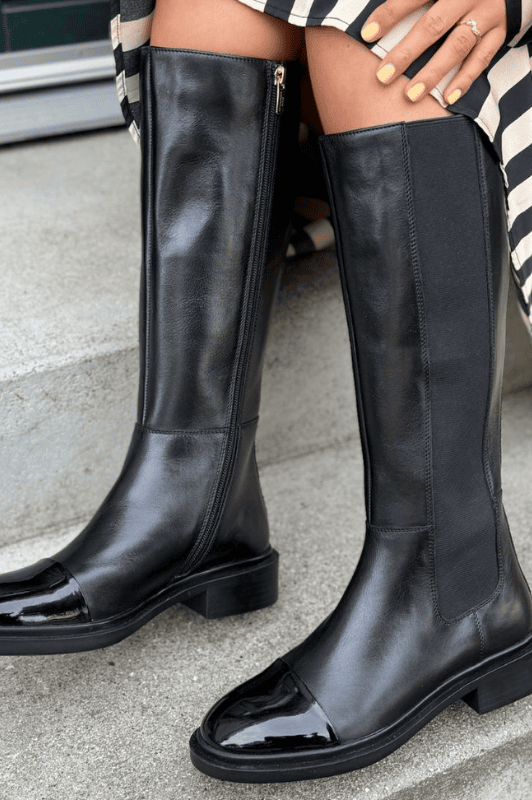Copenhagen Shoes Love boot | Sort høj skind støvle med elastik og laksnude