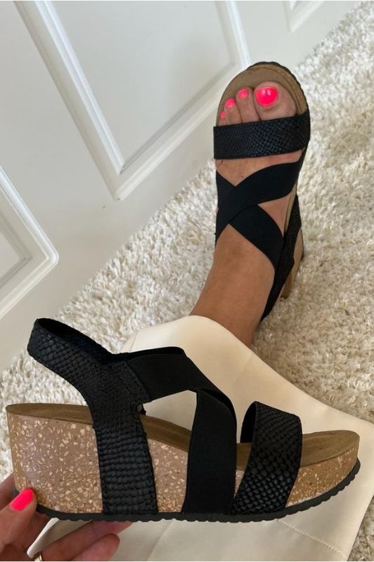 Copenhagen Shoes Stacia sandal I Sort med kilehæl og snakelook I Dresslab