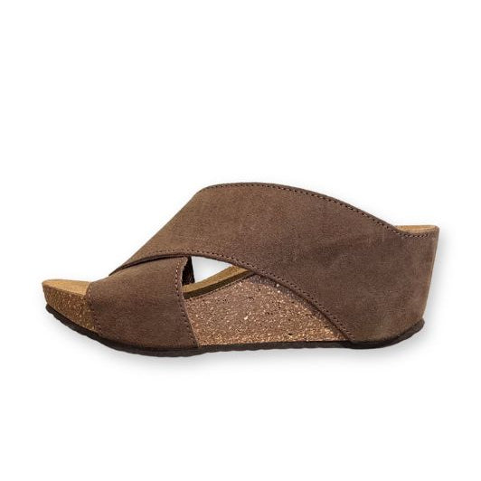 Copenhagen Shoes Frances sandal I Mørk beige ruskind med kilehæl