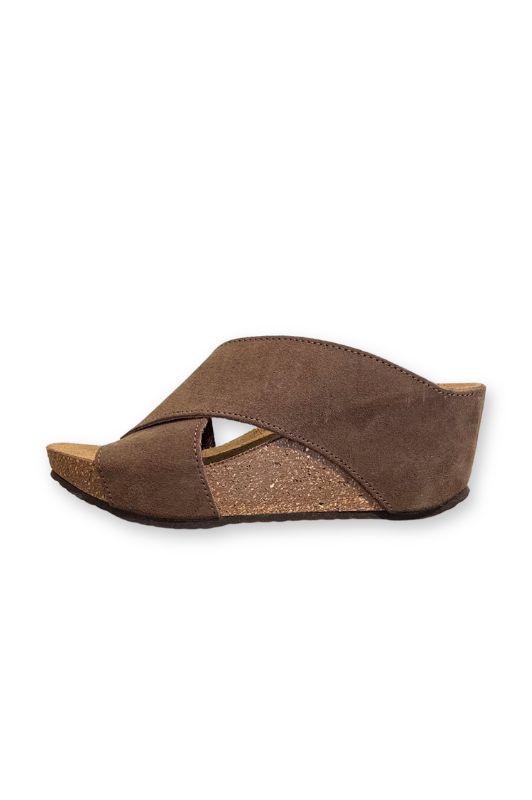 Copenhagen Shoes Frances sandal I Mørk beige ruskind med kilehæl
