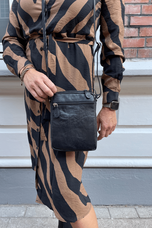 Corium Crossbody Taske | Allround rummelig og cool form I Sort
