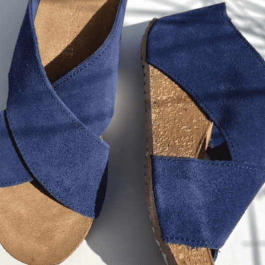 Copenhagen Shoes Frances sandal I Navy ruskind med kilehæl