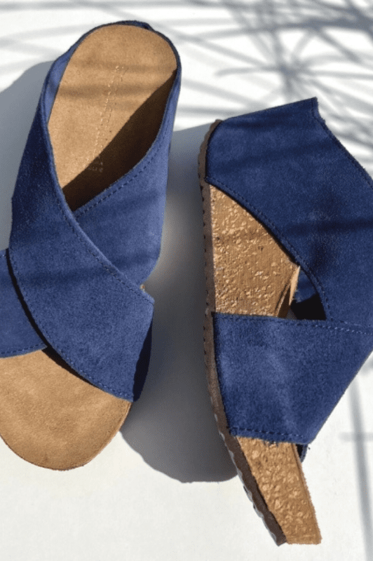 Copenhagen Shoes Frances sandal I Navy ruskind med kilehæl